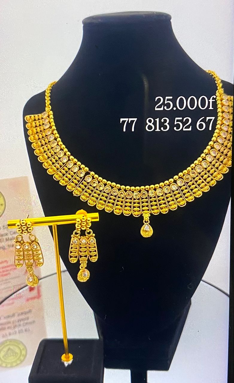 Parure de bijoux dorés