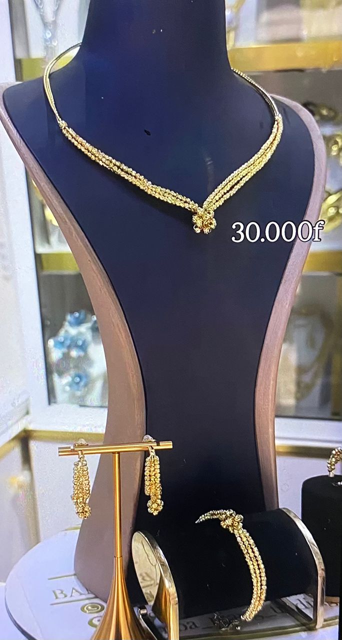 Parure de bijoux dorés