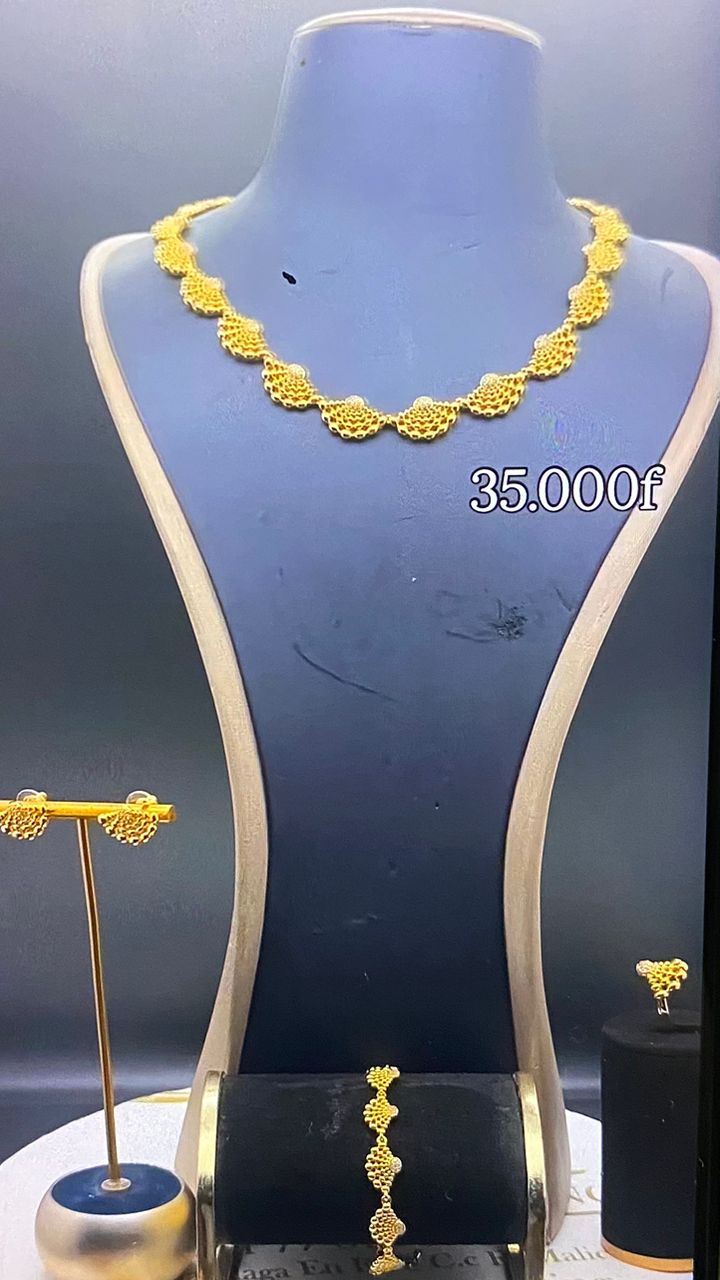Parure de bijoux dorée