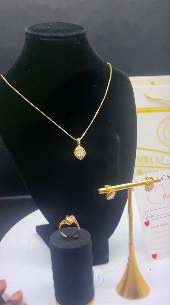 Parure en or avec pendentif et bague