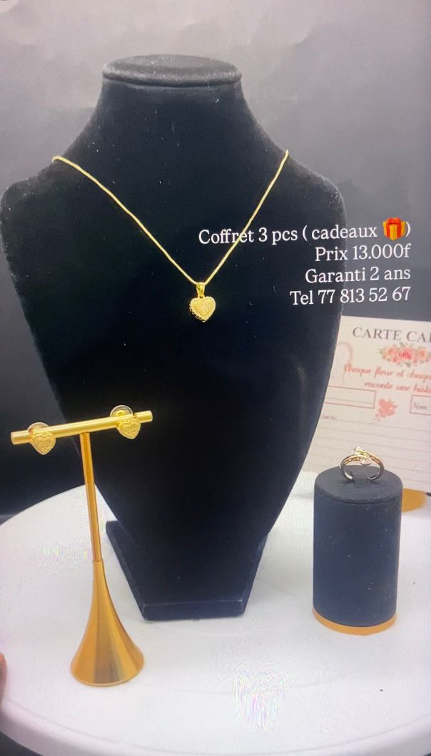 Parure de bijoux dorés