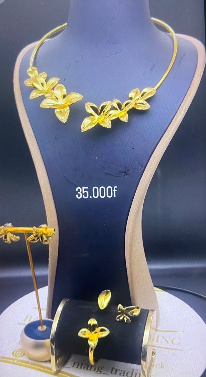 Parure de bijoux florale dorée