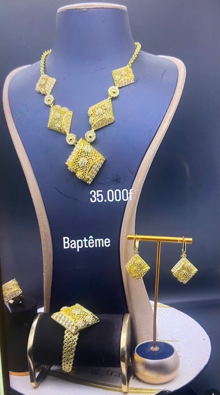 Parure de bijoux dorés