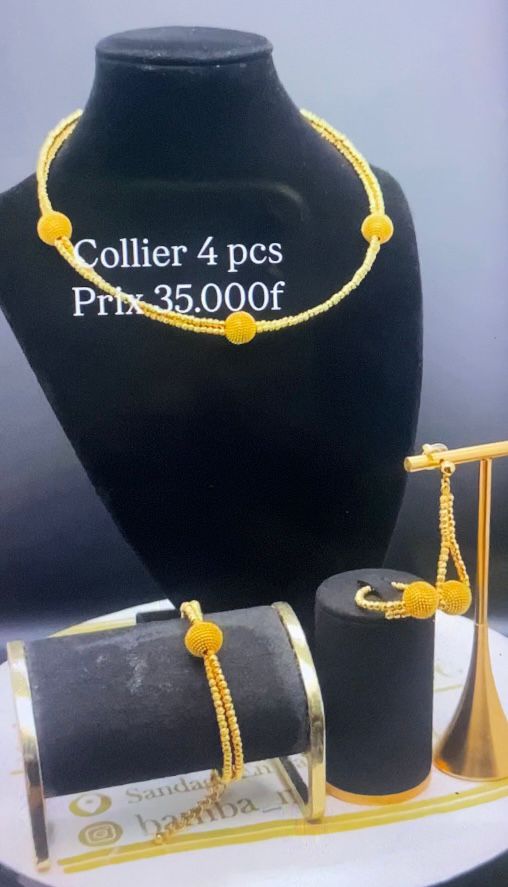 Parure de bijoux dorés