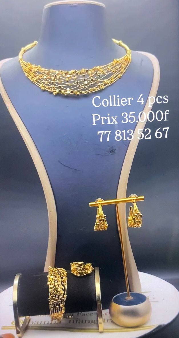 Parure de bijoux dorés