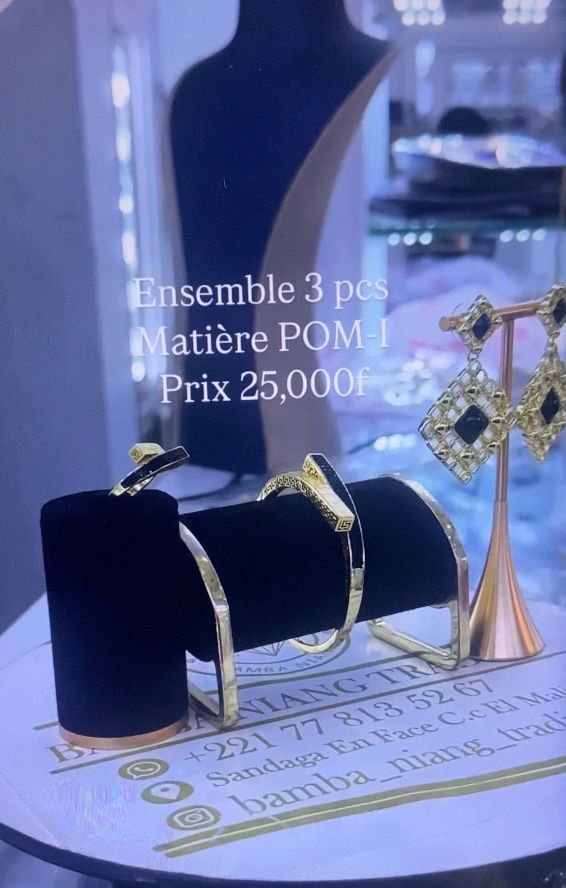 Ensemble de bijoux dorés