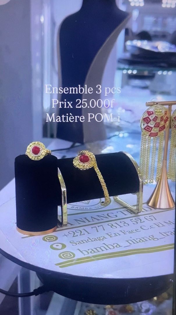 Ensemble de bijoux dorés