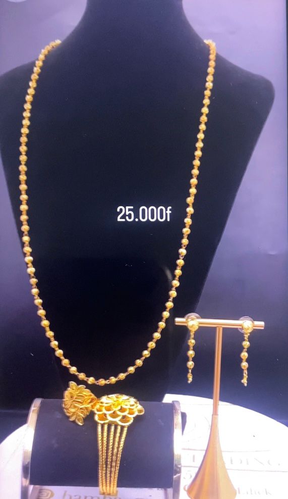 Parure de bijoux dorés