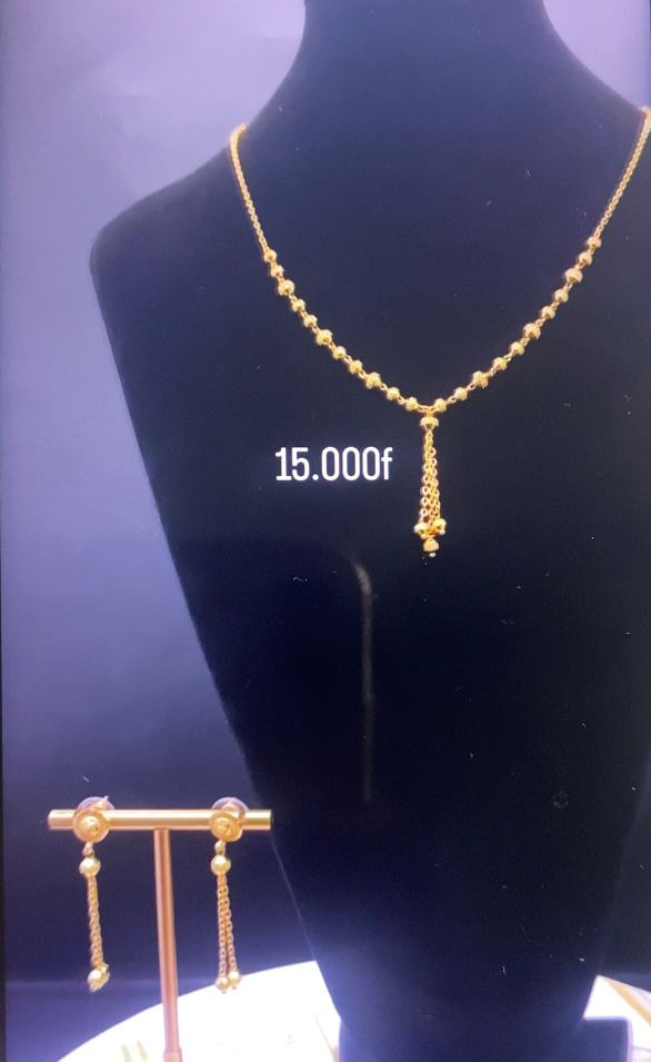 Parure de bijoux dorés