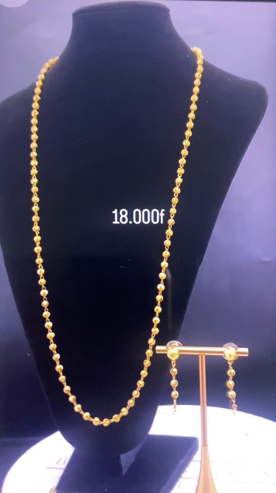 Parure collier et boucles d’oreilles dorées