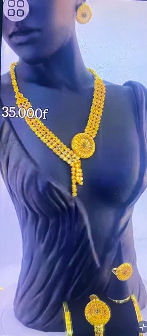 Parure de bijoux dorés