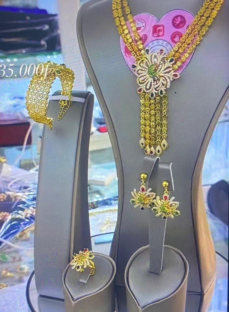 Parure de bijoux dorée