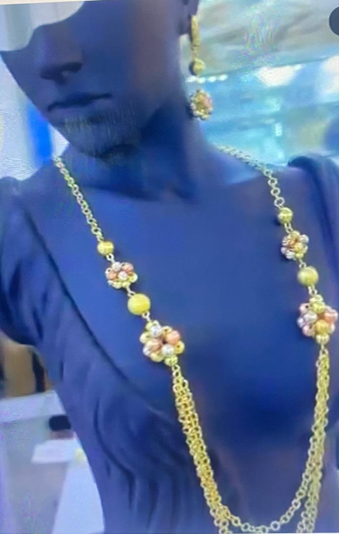 Collier en or avec pendentifs floraux