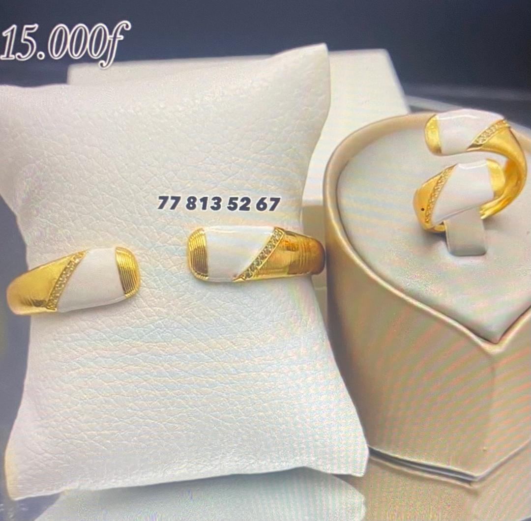 Bracelet et bague dorés avec détails blancs