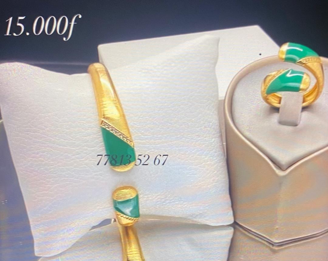Bracelet et bague en or avec pierres vertes