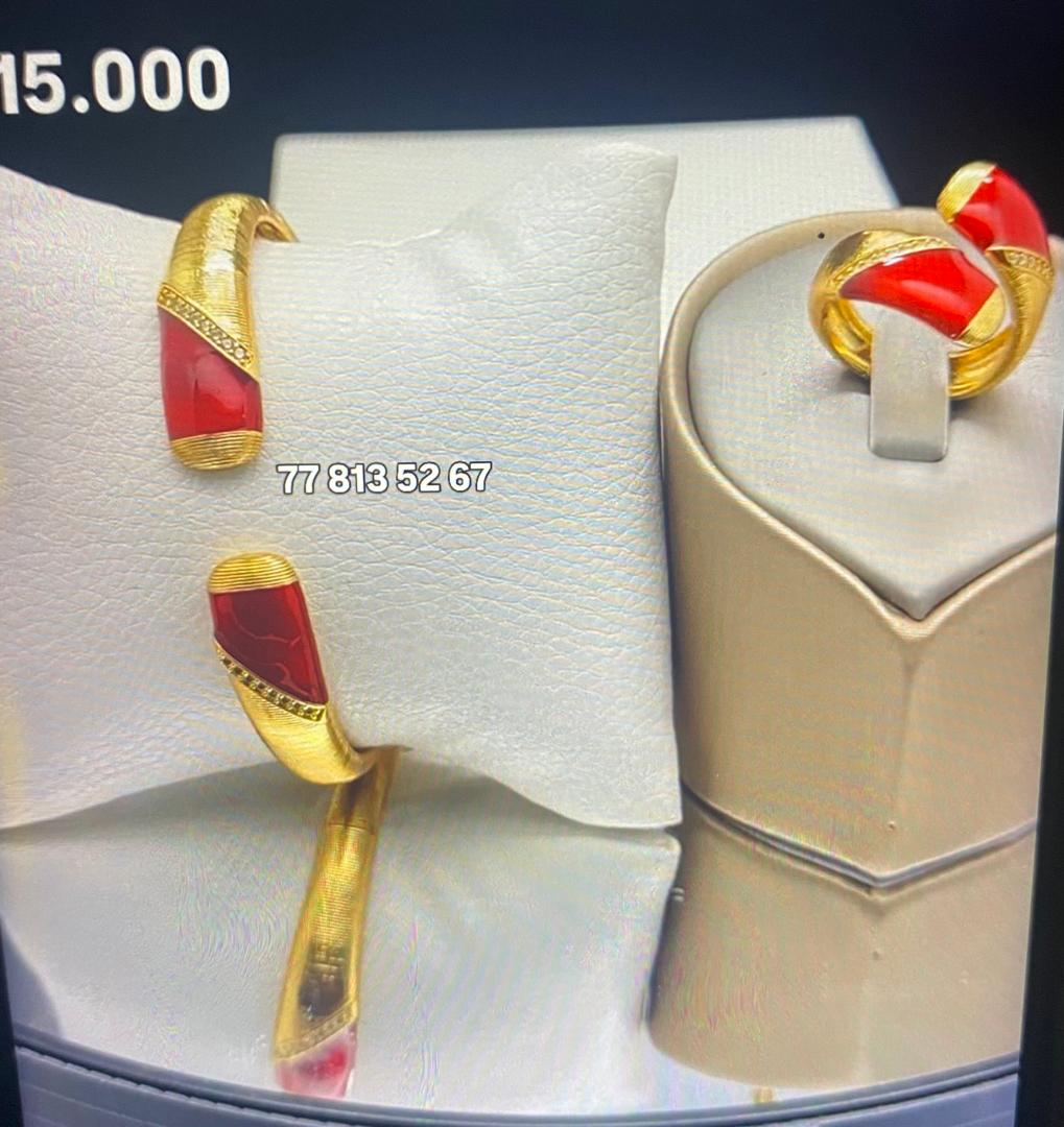 Bracelet et bague en or avec incrustations rouges