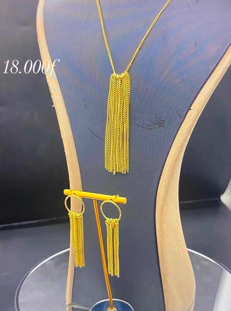 Ensemble collier et boucles d'oreilles dorés