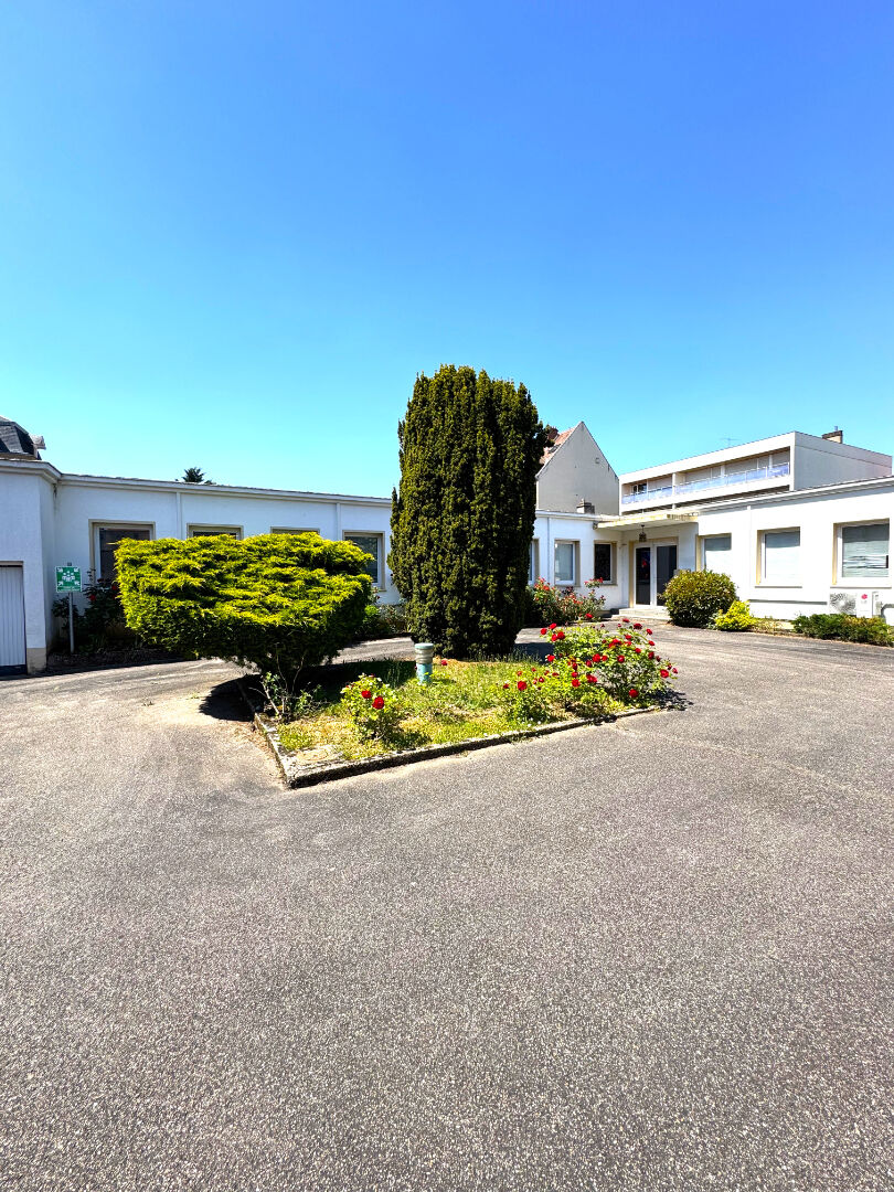 Metz, Ensemble de bureaux (235 m²) avec garages et parking