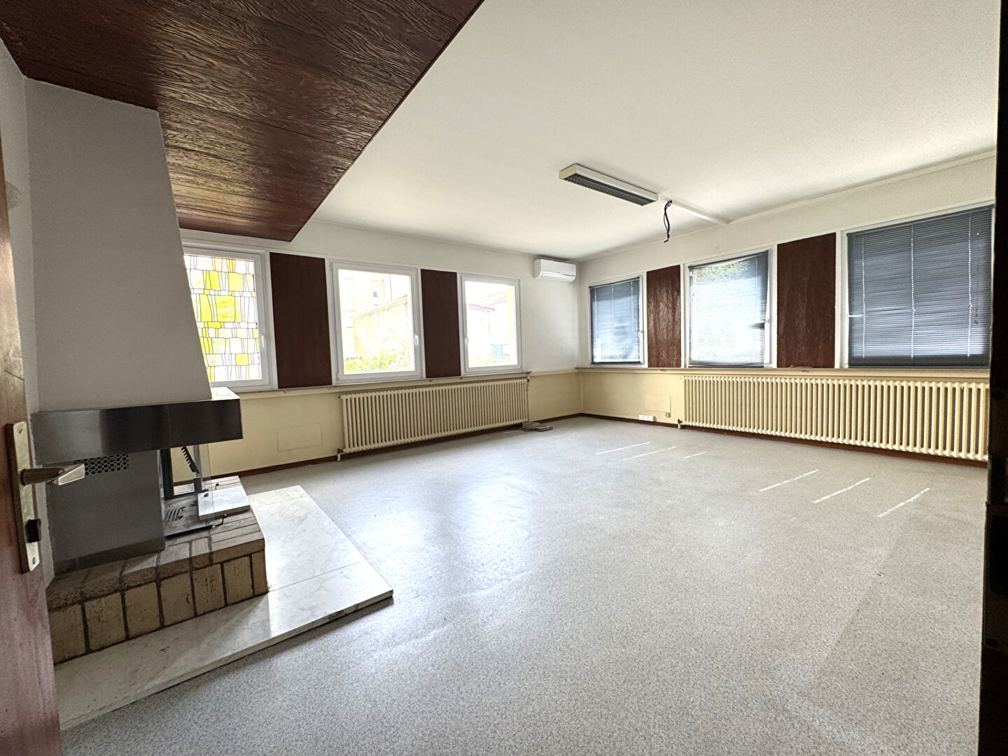 Metz, Ensemble de bureaux (235 m²) avec garages et parking