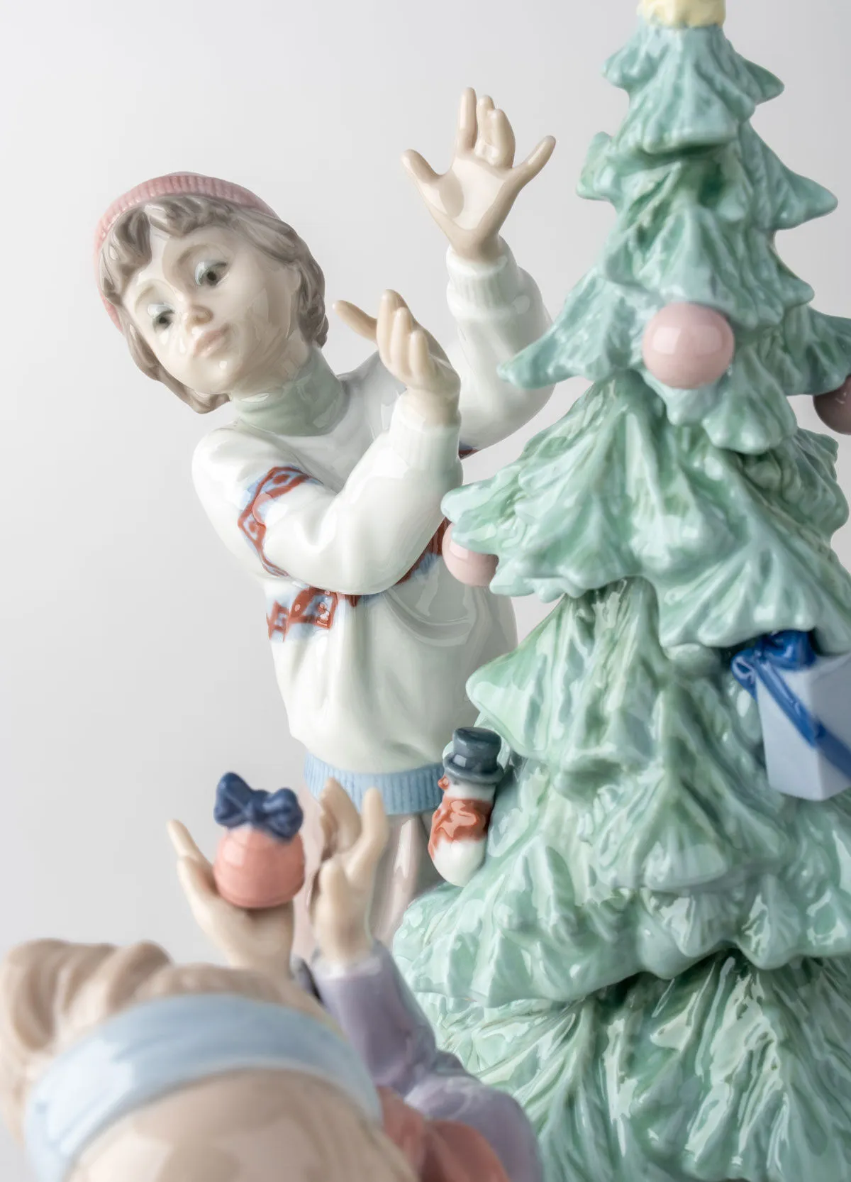 Lladró Trimming The Tree Figurine – Christmas Porcelain Collectible 01005897