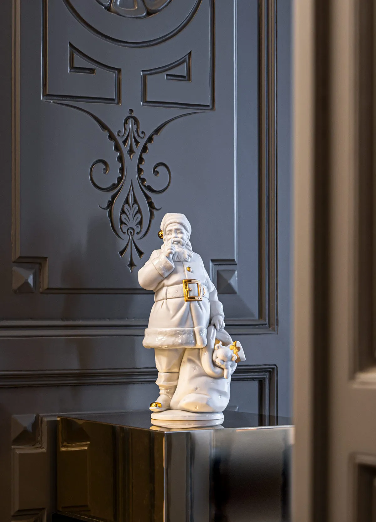 Lladró Santa Is Here Sculpture – White & Gold Edition (01009734)