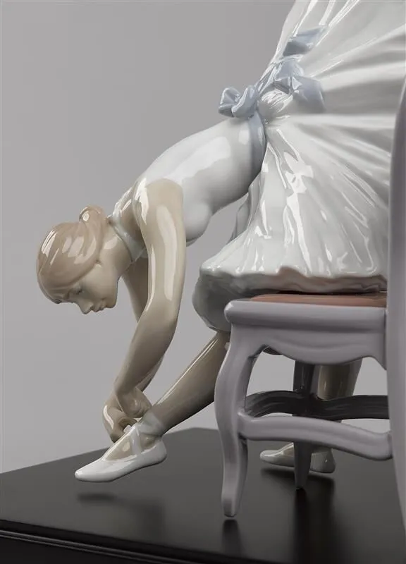 Lladro Backstage Ballet Figurine 01008476