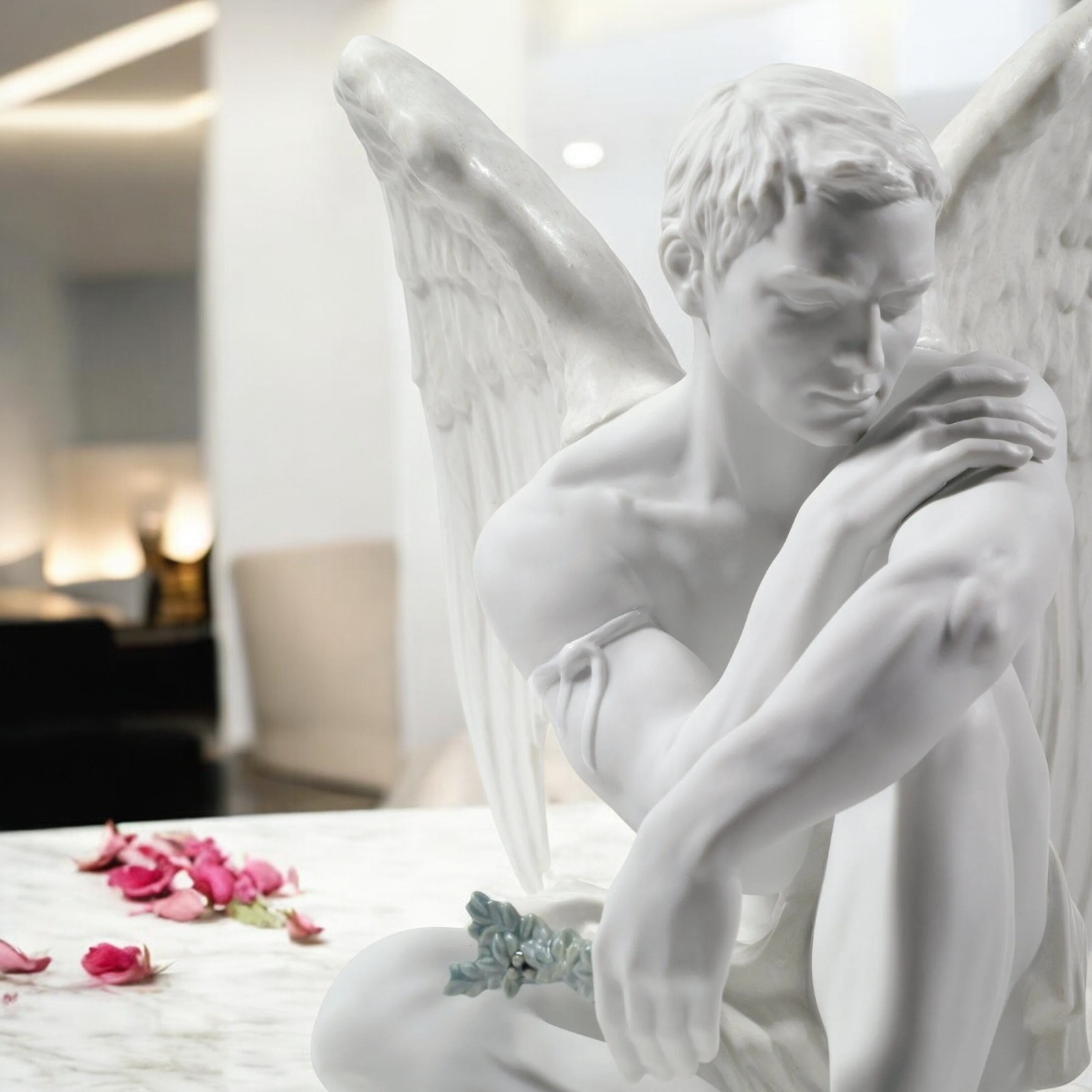 Lladró Protective Angel Figurine – Matte White Porcelain (SKU: 01008539)