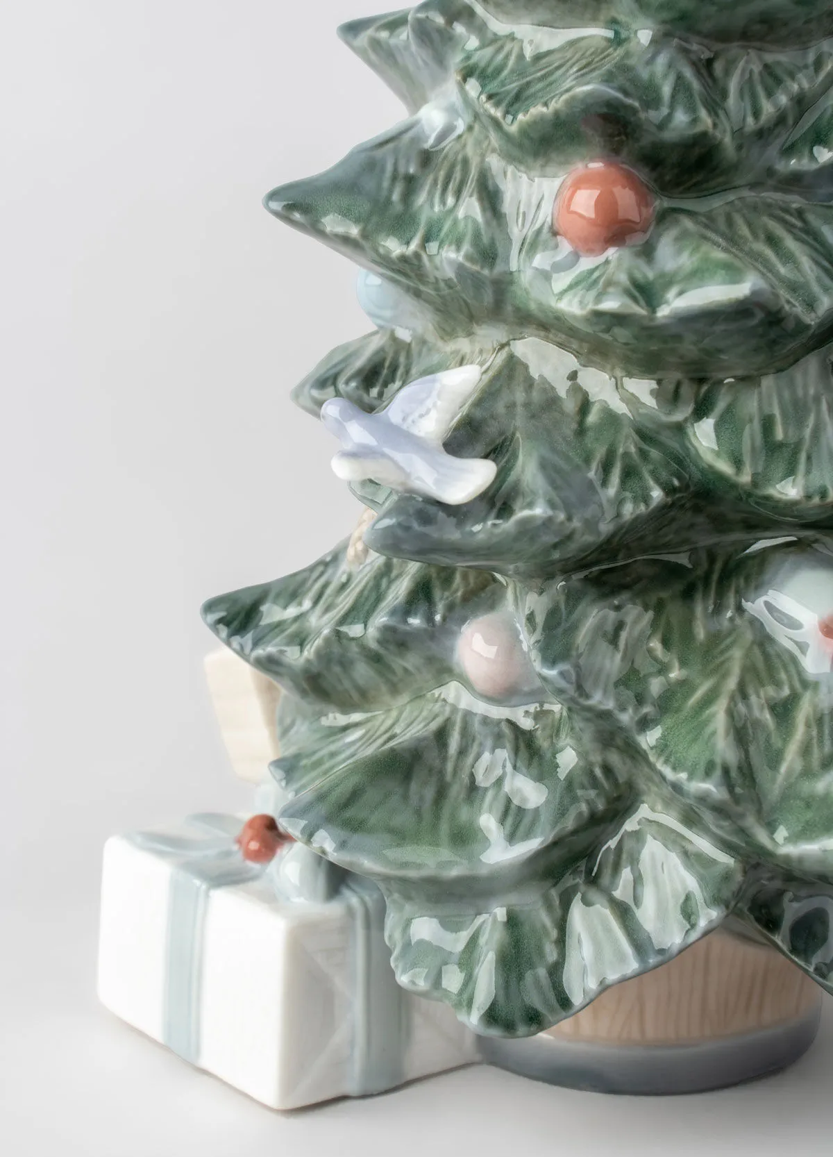 Lladró O Christmas Tree Figurine – Gloss Porcelain Holiday Sculpture 01008220