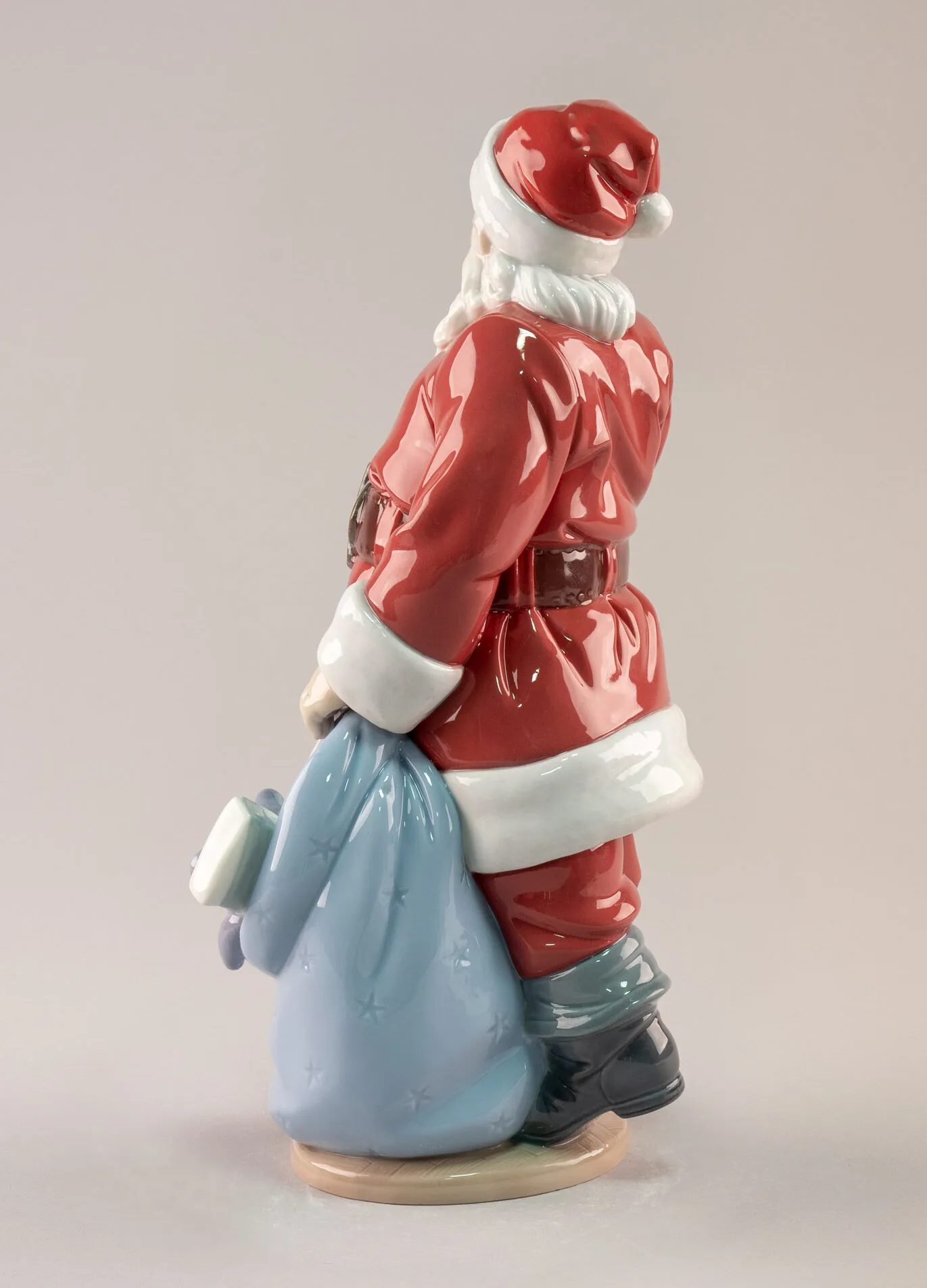 Lladró Santa Is Here Sculpture – Gloss Porcelain Santa Claus Figurine (01009485)