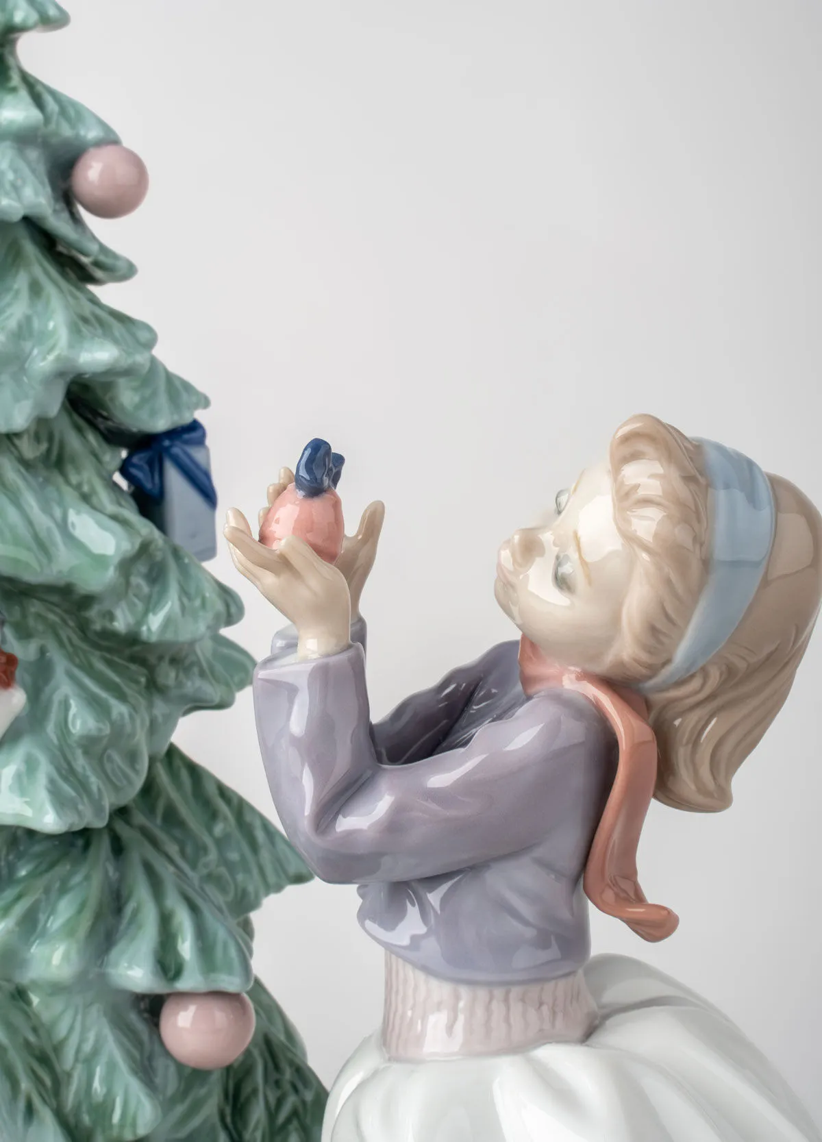Lladró Trimming The Tree Figurine – Christmas Porcelain Collectible 01005897