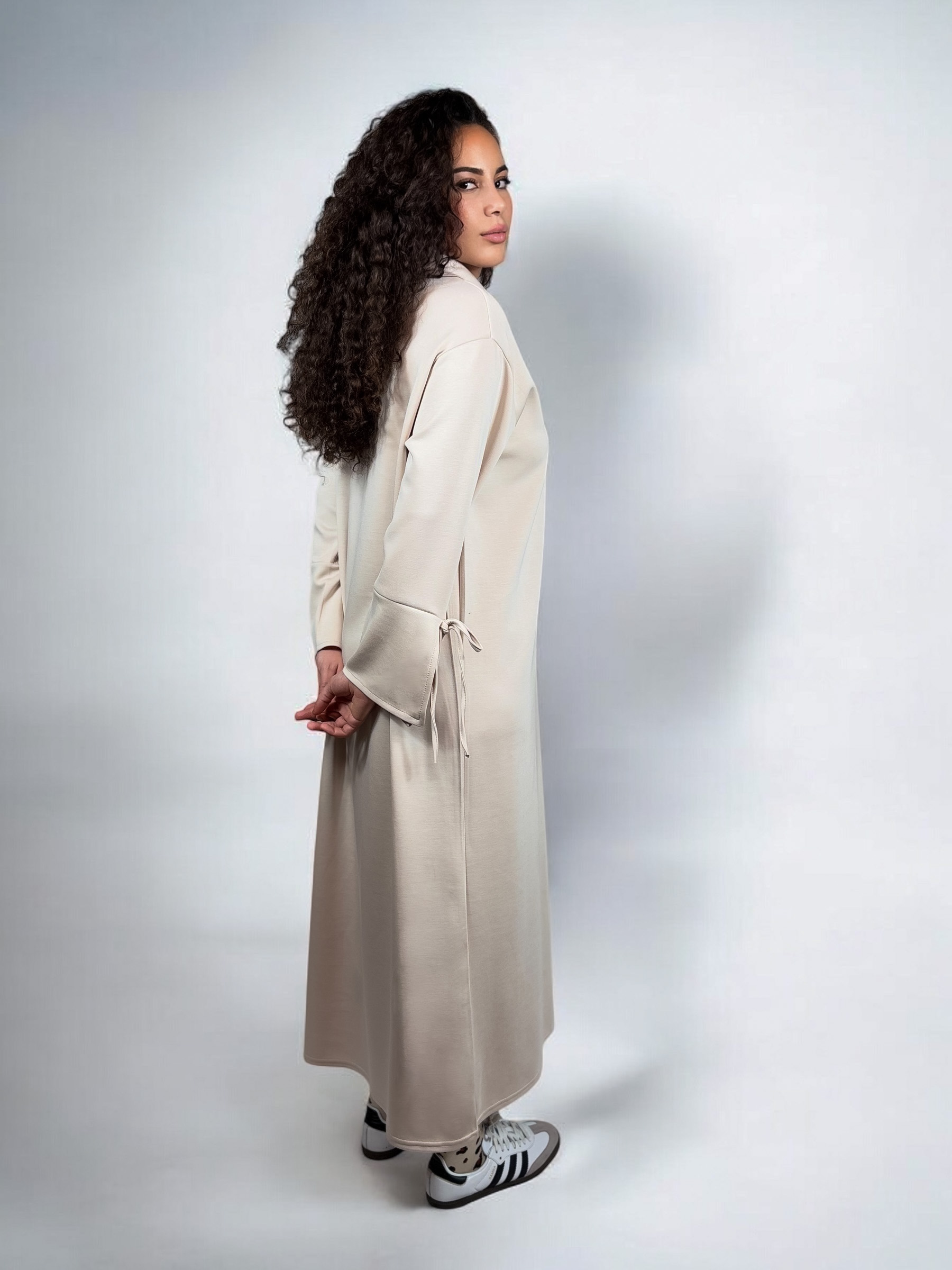 ABAYA MANCHES À NŒUDS BEIGE 