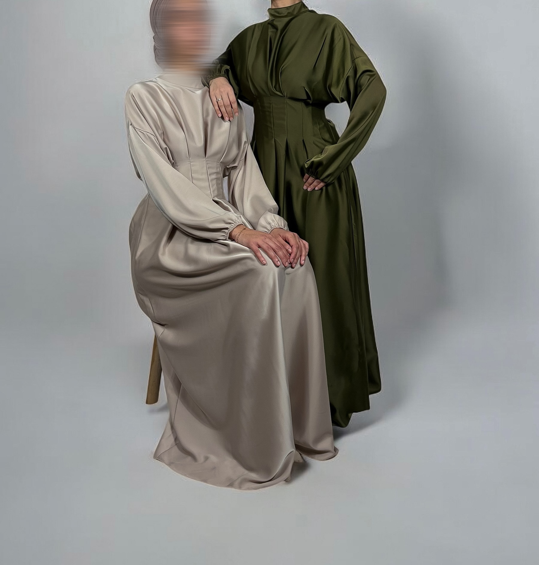 ROBE SATINÉE COL MONTANT 