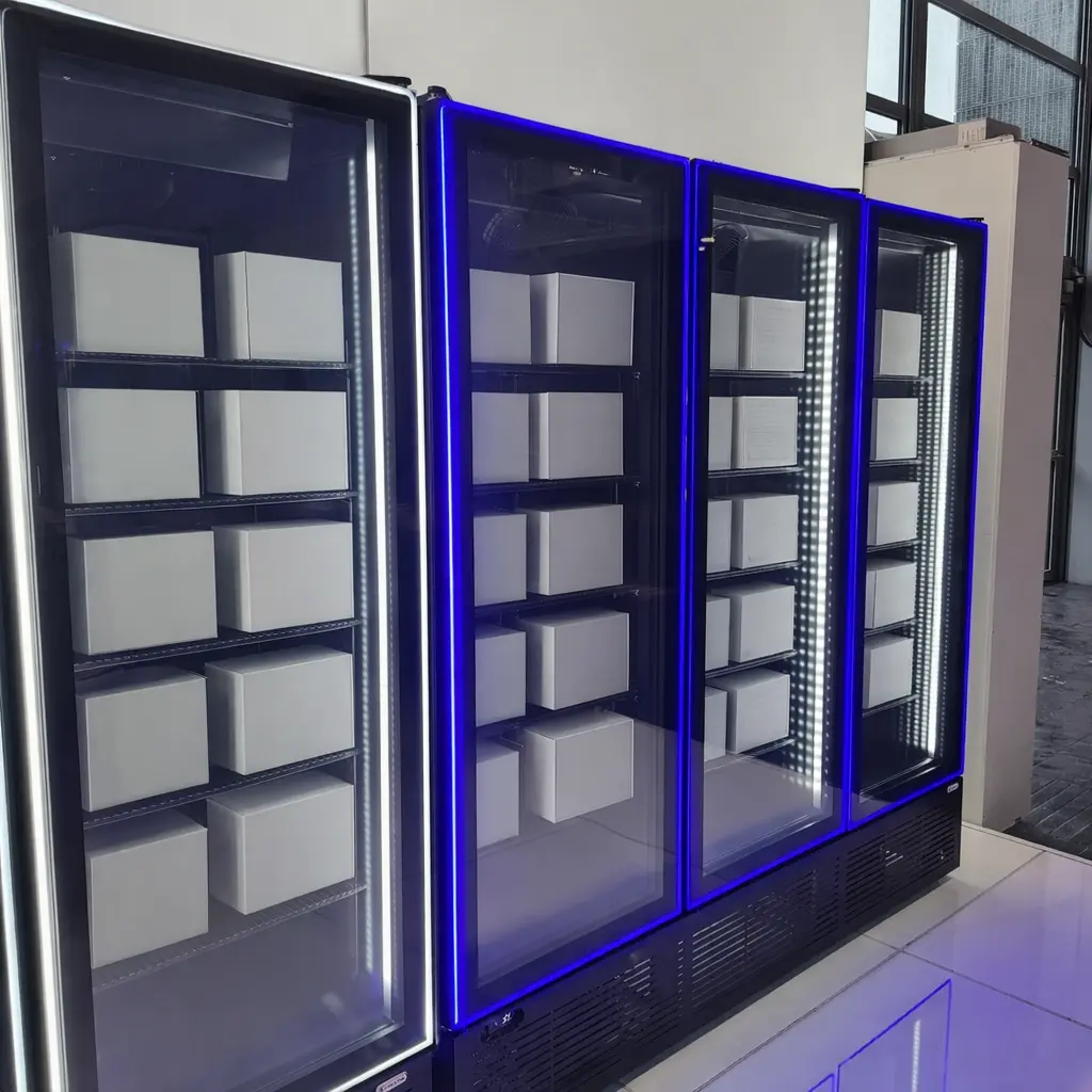 Congelator vertical profesional 3 uși – vitrină congelare supermarket