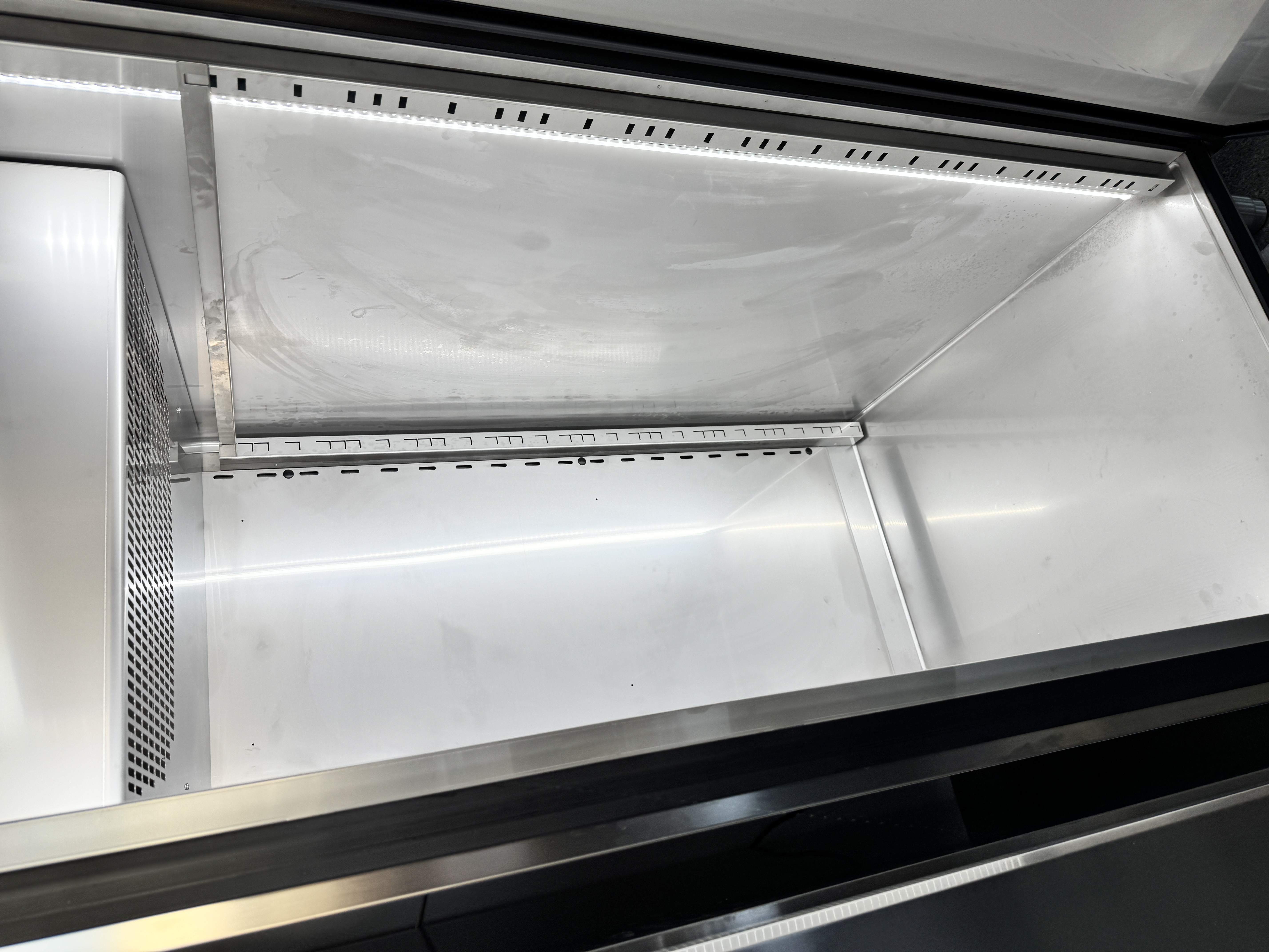 Frigider-dospitor multifunctional automat pentru patiserie