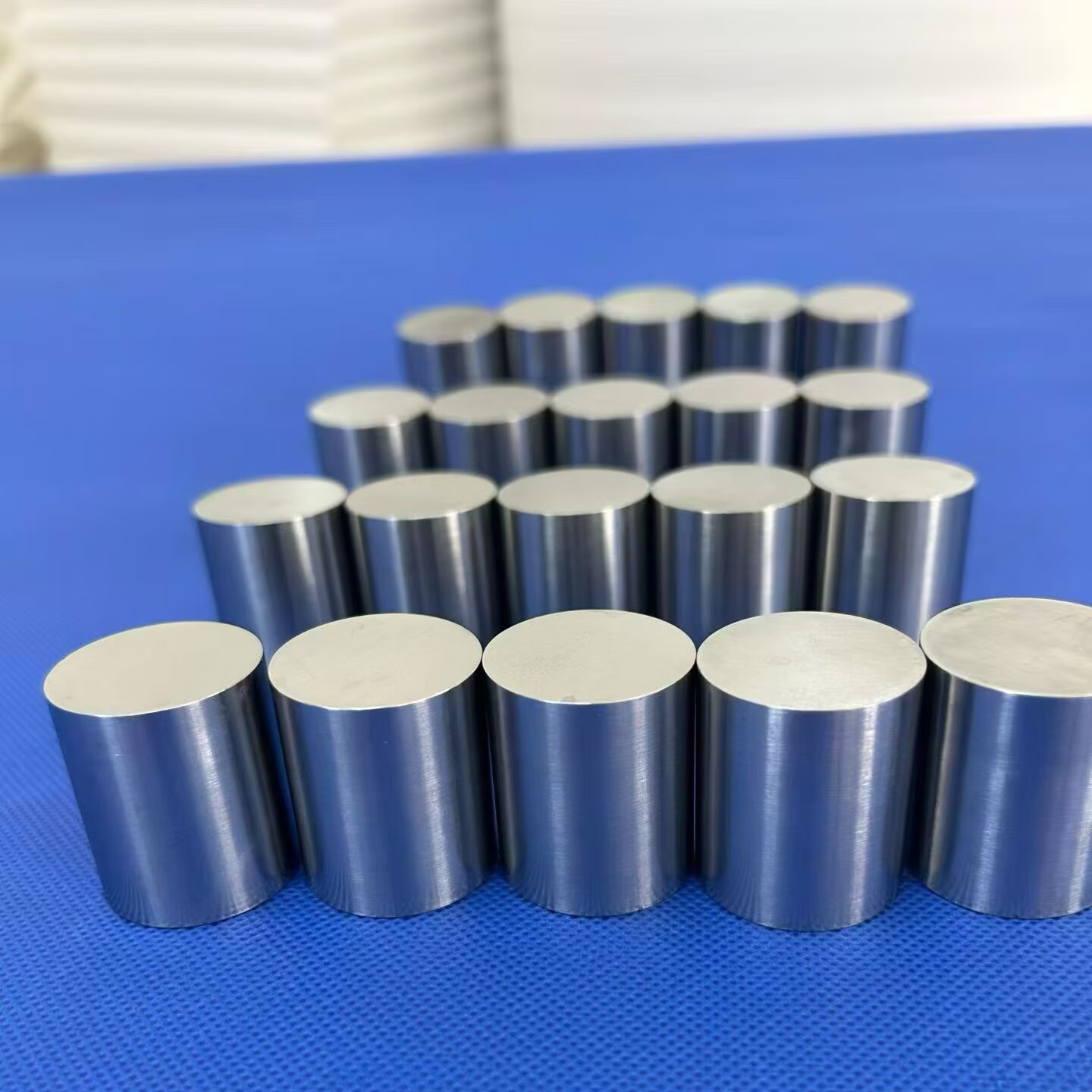 Custom Molybdenum Pillars - Custom Sizes & Machining for High-Temp Engineering