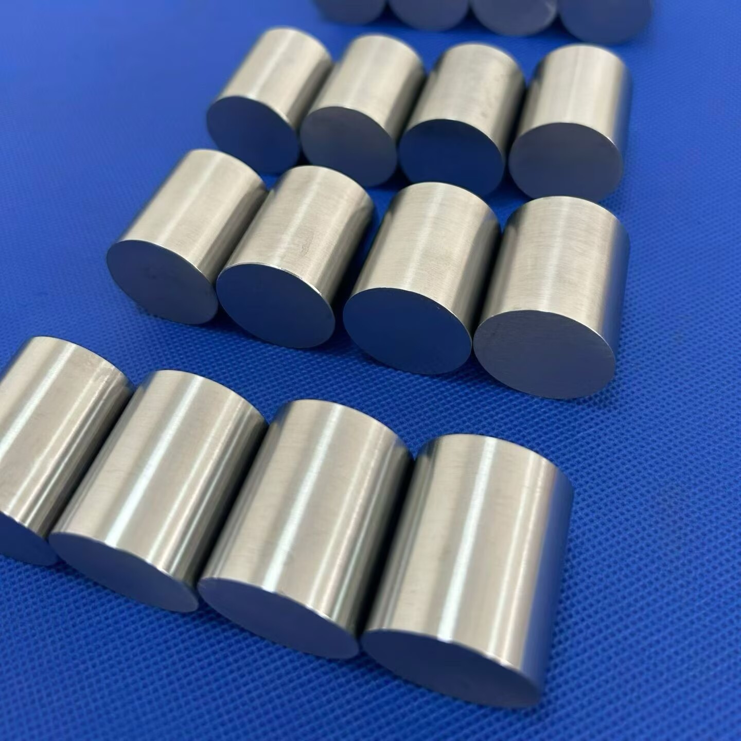 Custom Molybdenum Pillars - Custom Sizes & Machining for High-Temp Engineering