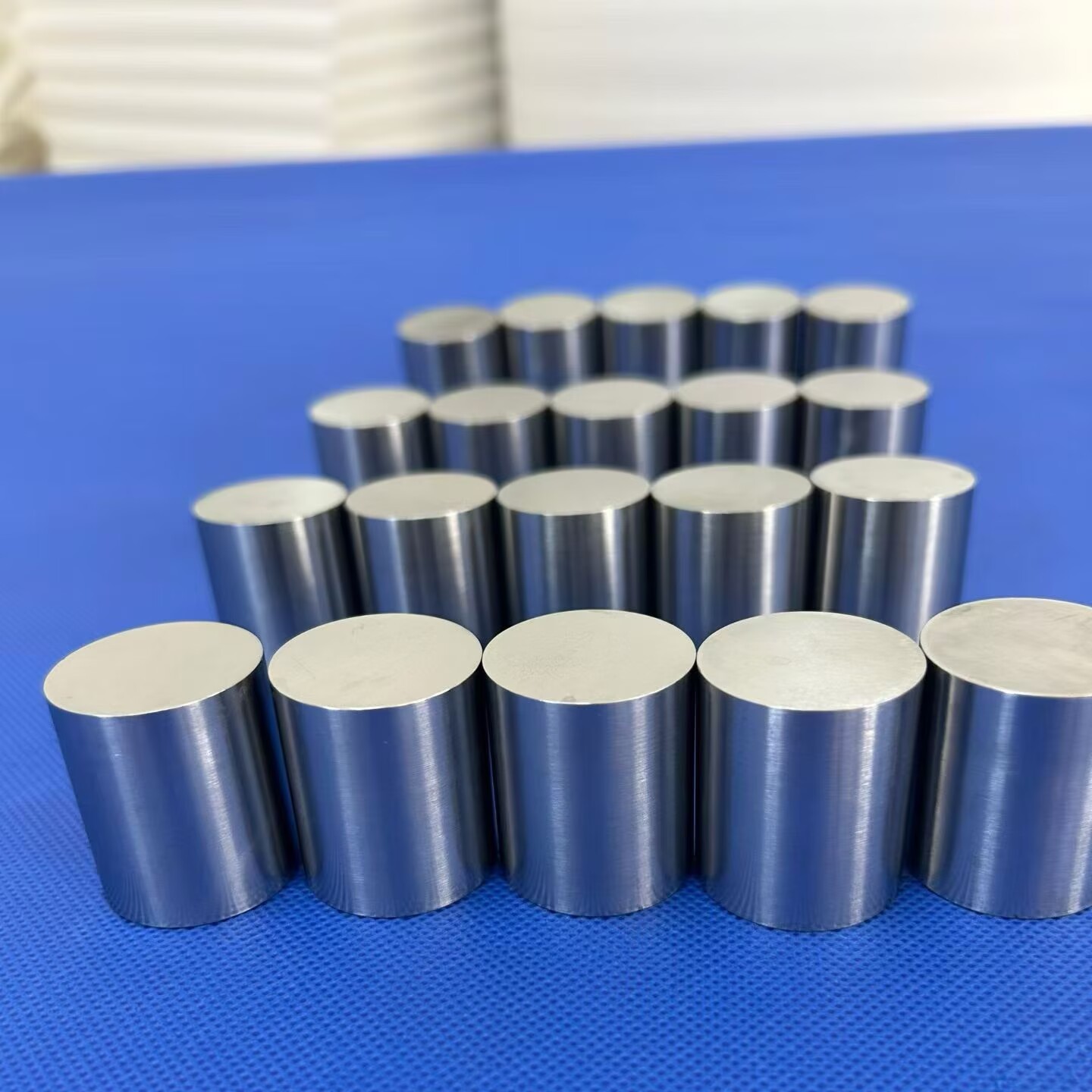 Custom Molybdenum Pillars - Custom Sizes & Machining for High-Temp Engineering