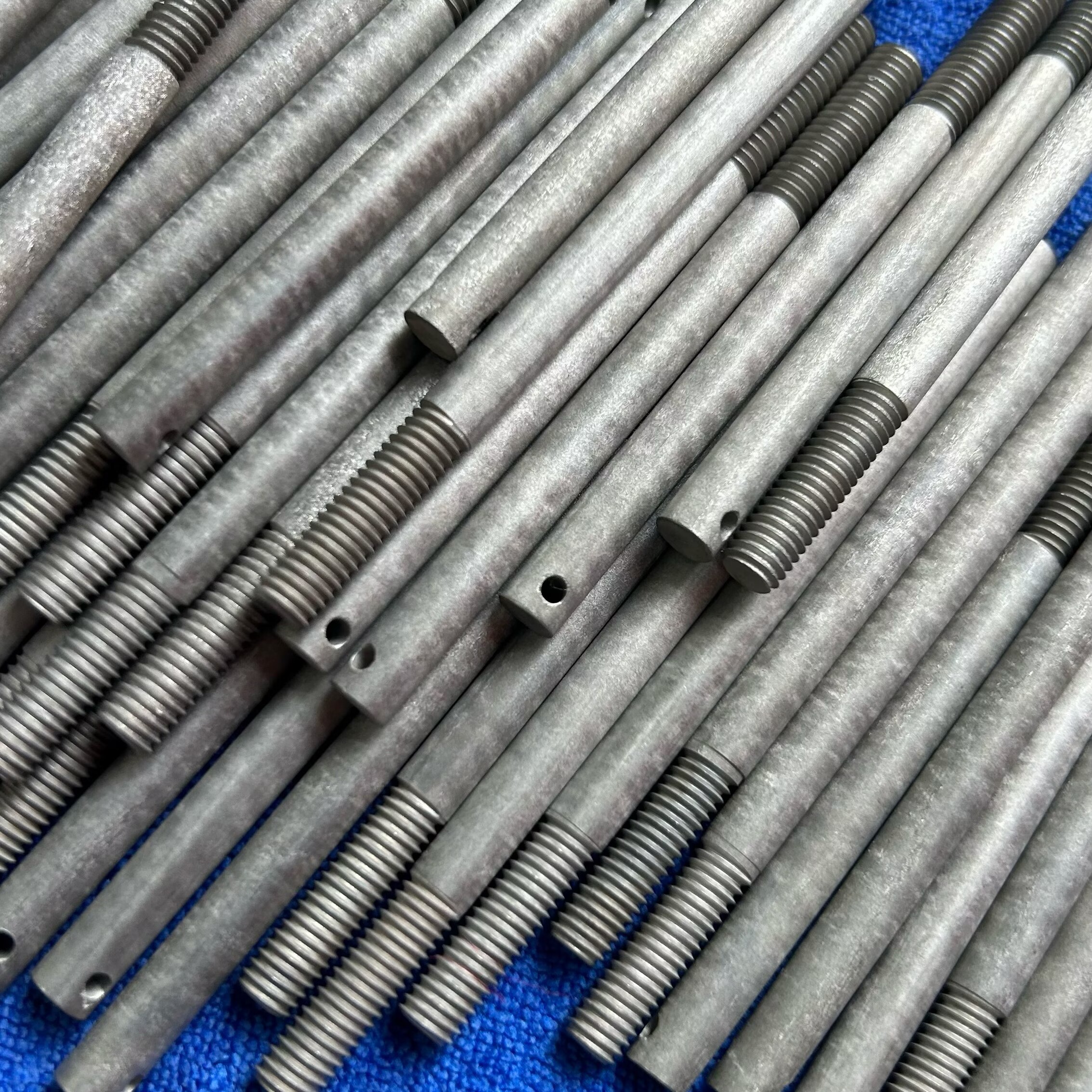 Custom Molybdenum Screws - Custom Sizes & Threads for High-Temp Applications