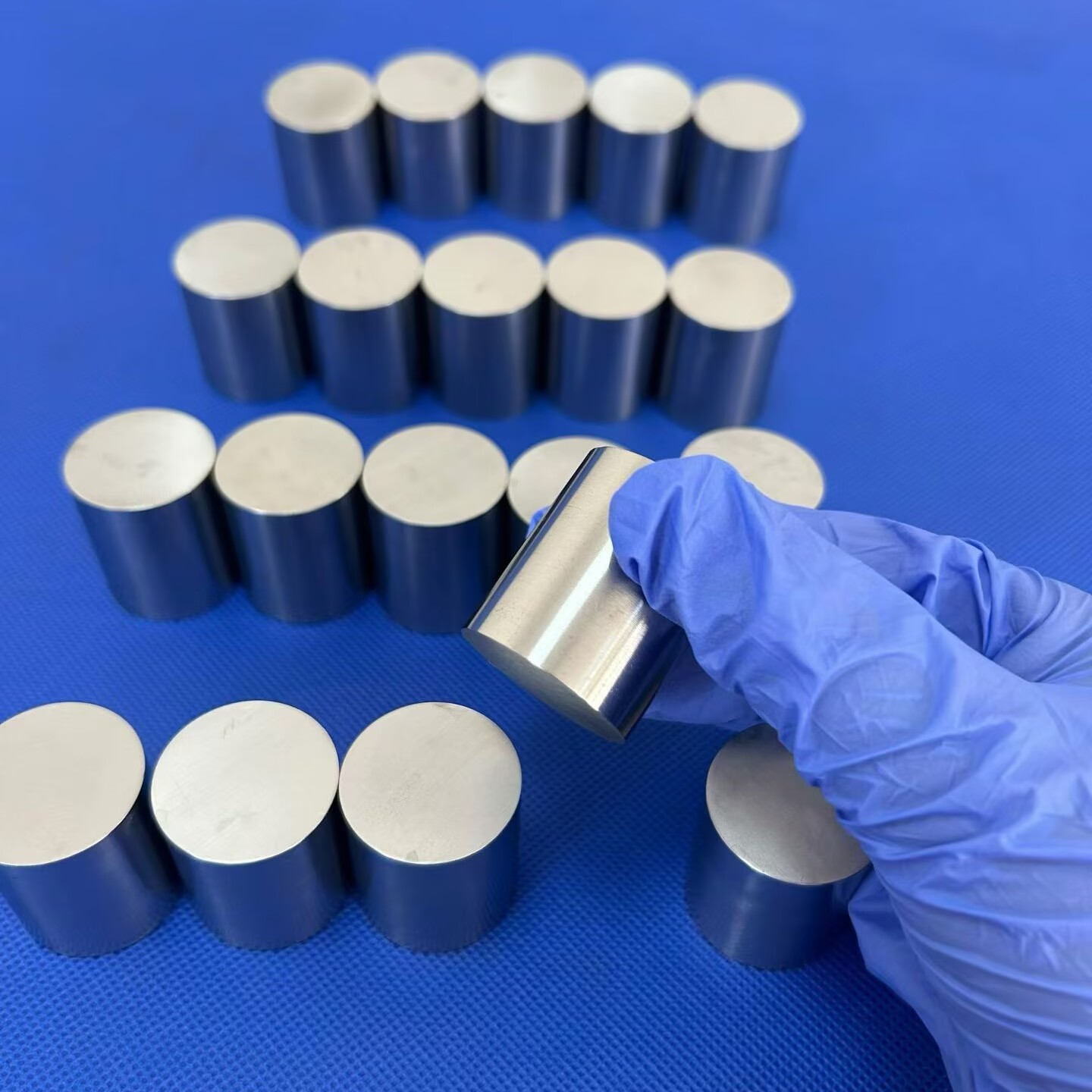 Custom Molybdenum Pillars - Custom Sizes & Machining for High-Temp Engineering