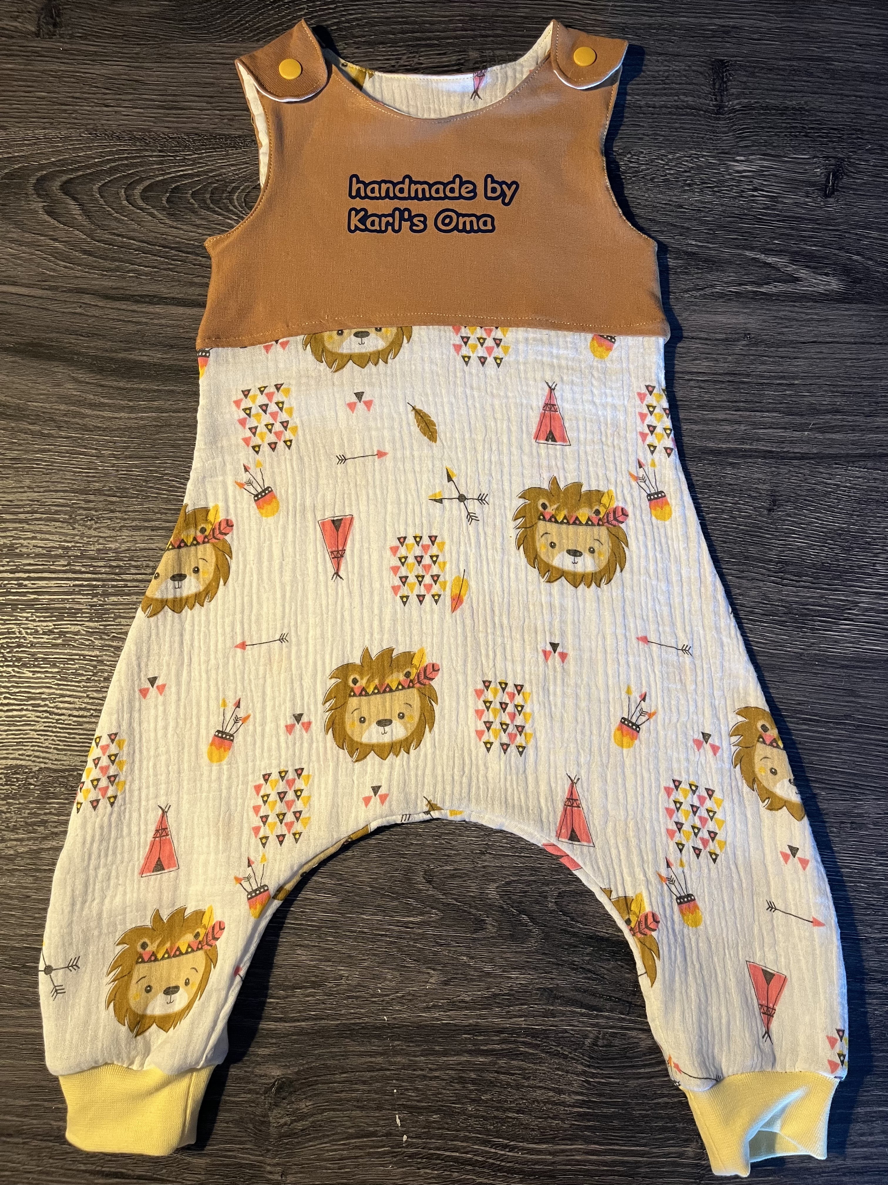 Kinderstrampler mit Personalisierung auf Wunsch
