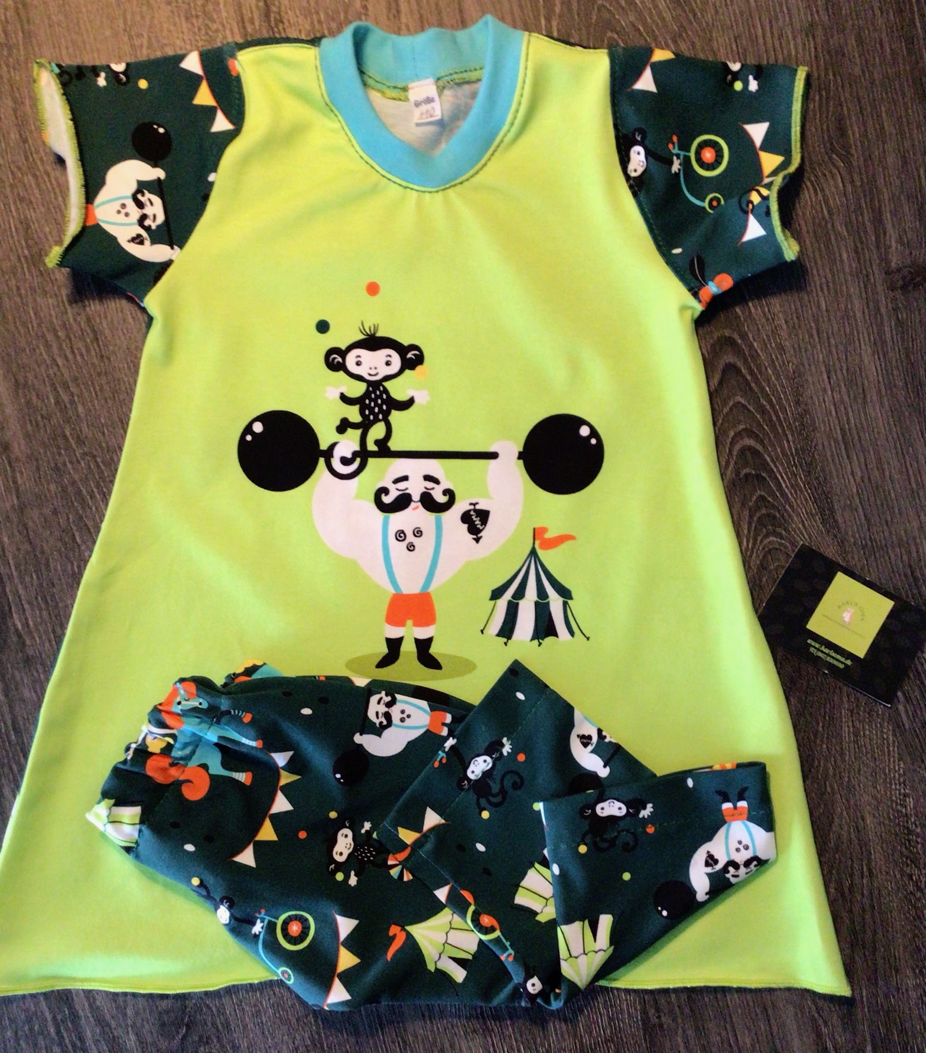 Fröhlich bunte Tunika/Kurzkleid mit Zirkusmotiv