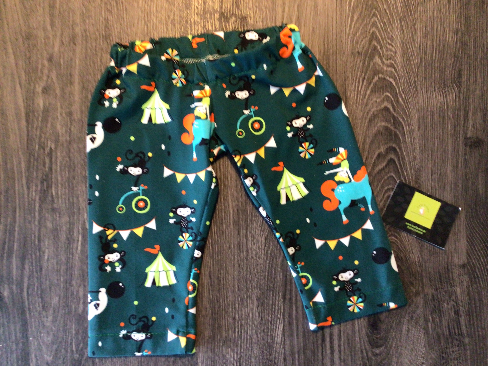 Shorts oder 7/8 Hose mit Zirkusmuster. mit Gummizug