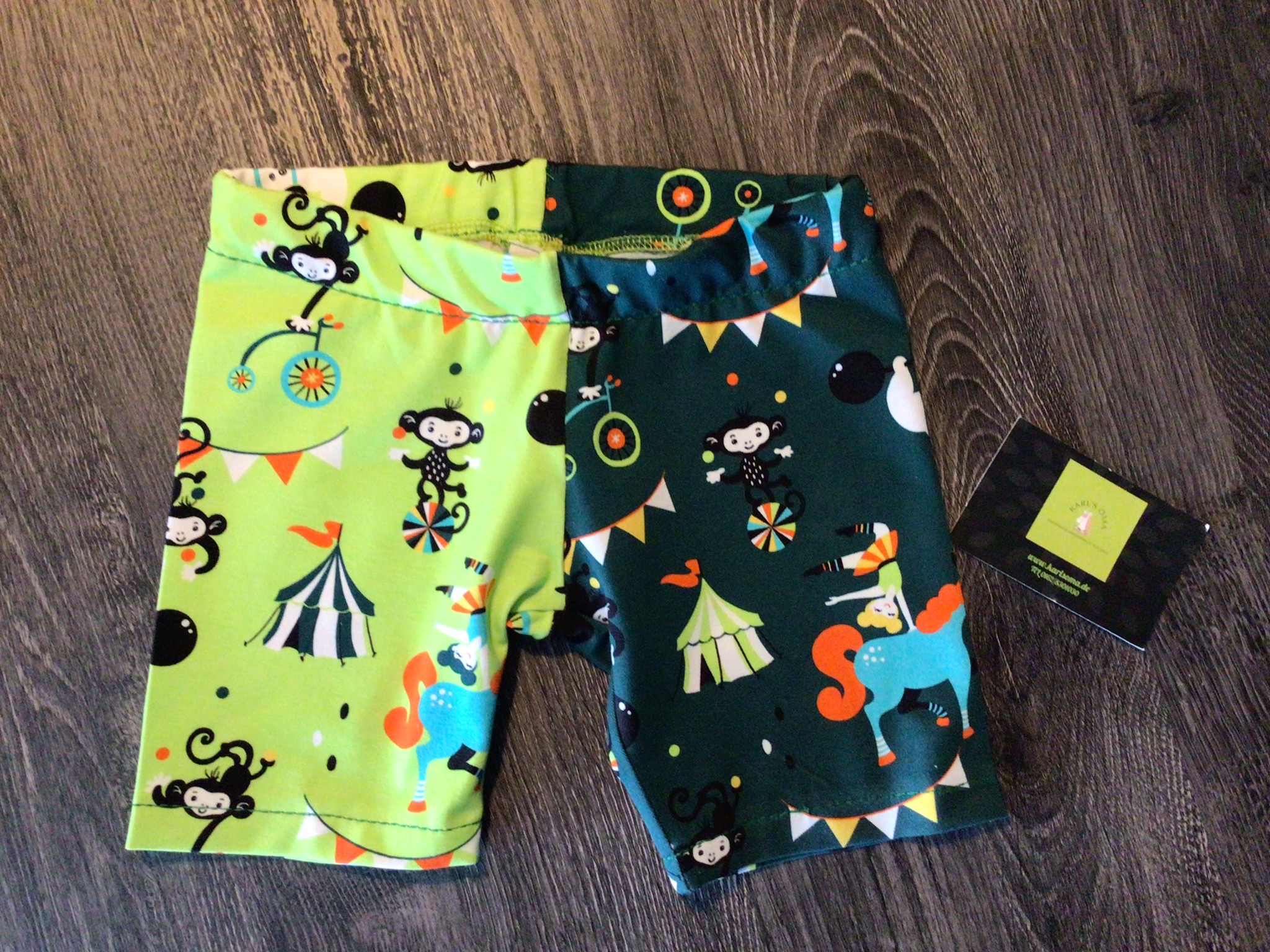 Shorts oder 7/8 Hose mit Zirkusmuster. mit Gummizug