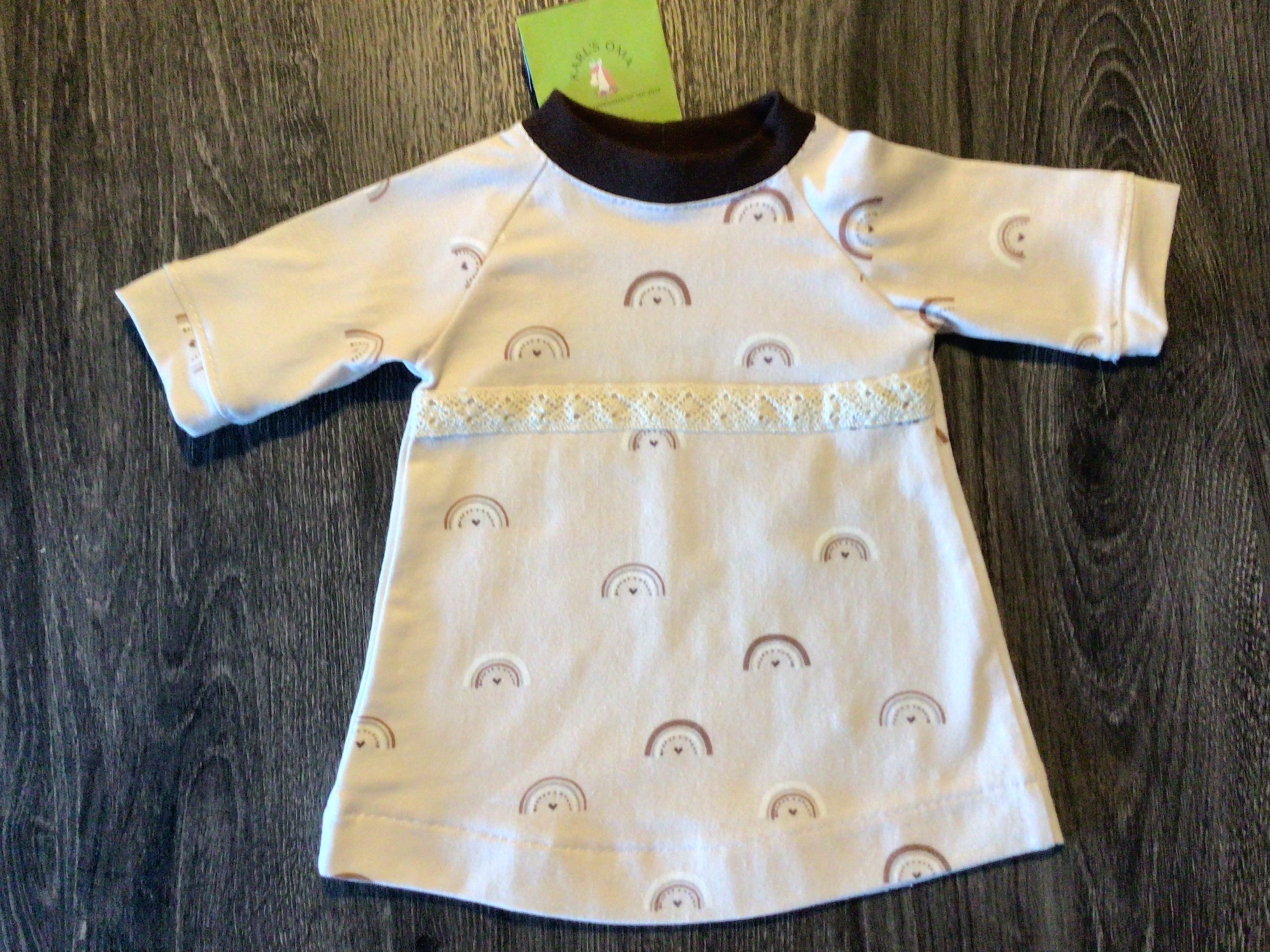 Babykleid mit Regenbögen und Borte im Boho-Style