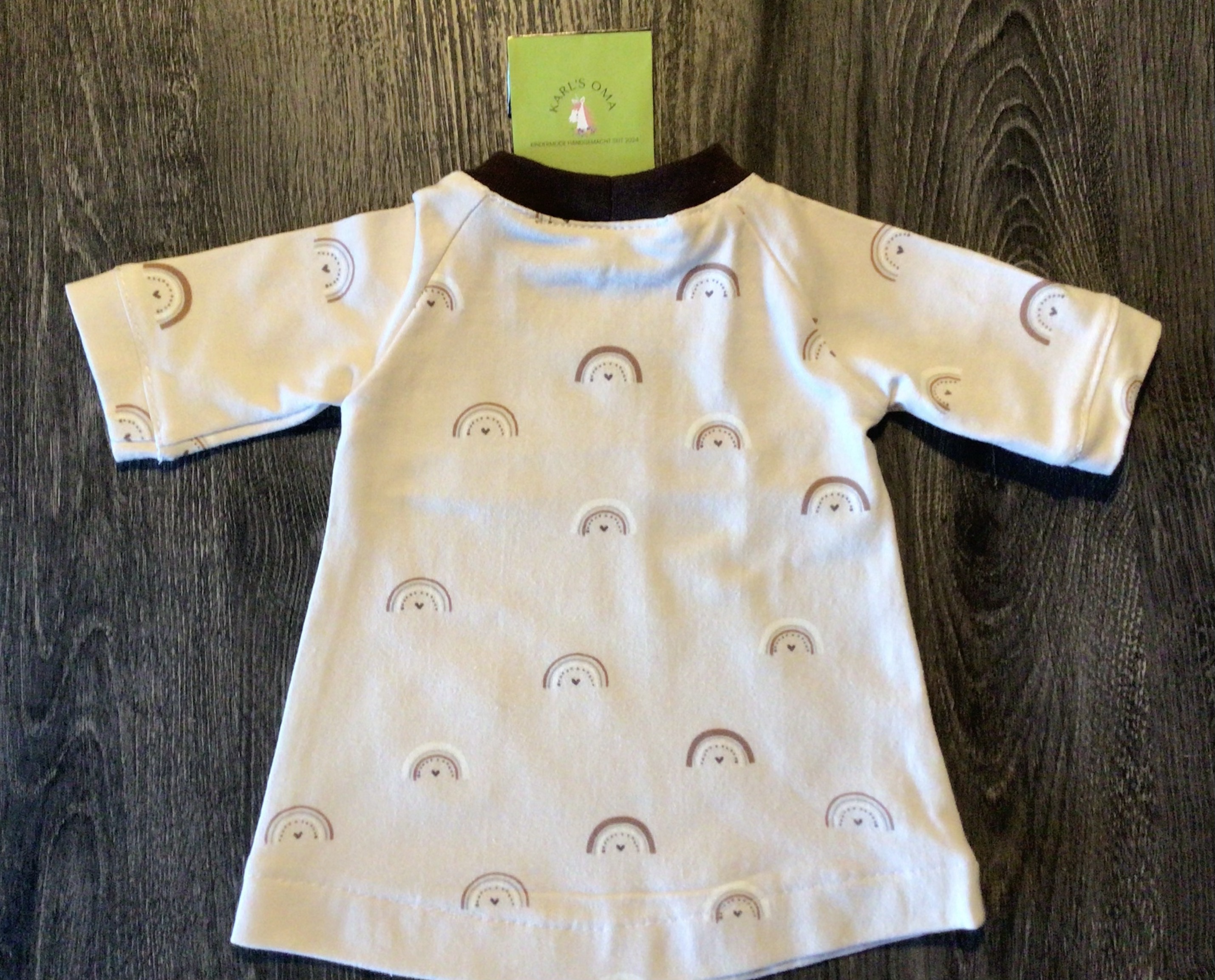 Babykleid mit Regenbögen und Borte im Boho-Style