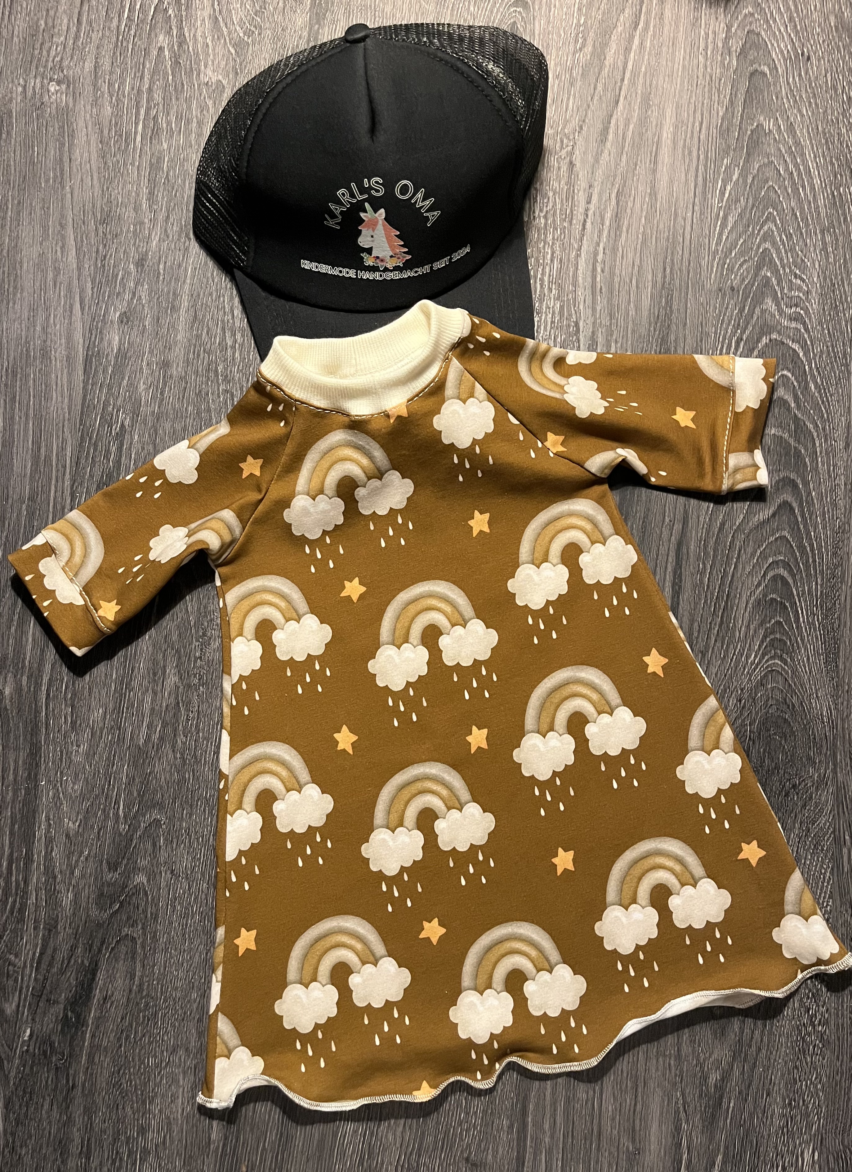 Kinderkleid mit Regenbogenmuster
