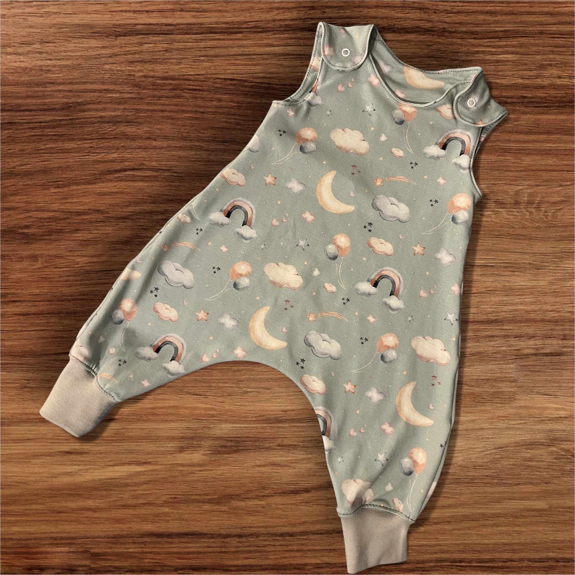 Baby-Strampler mit Regenbogenmuster in Gr. 50/56