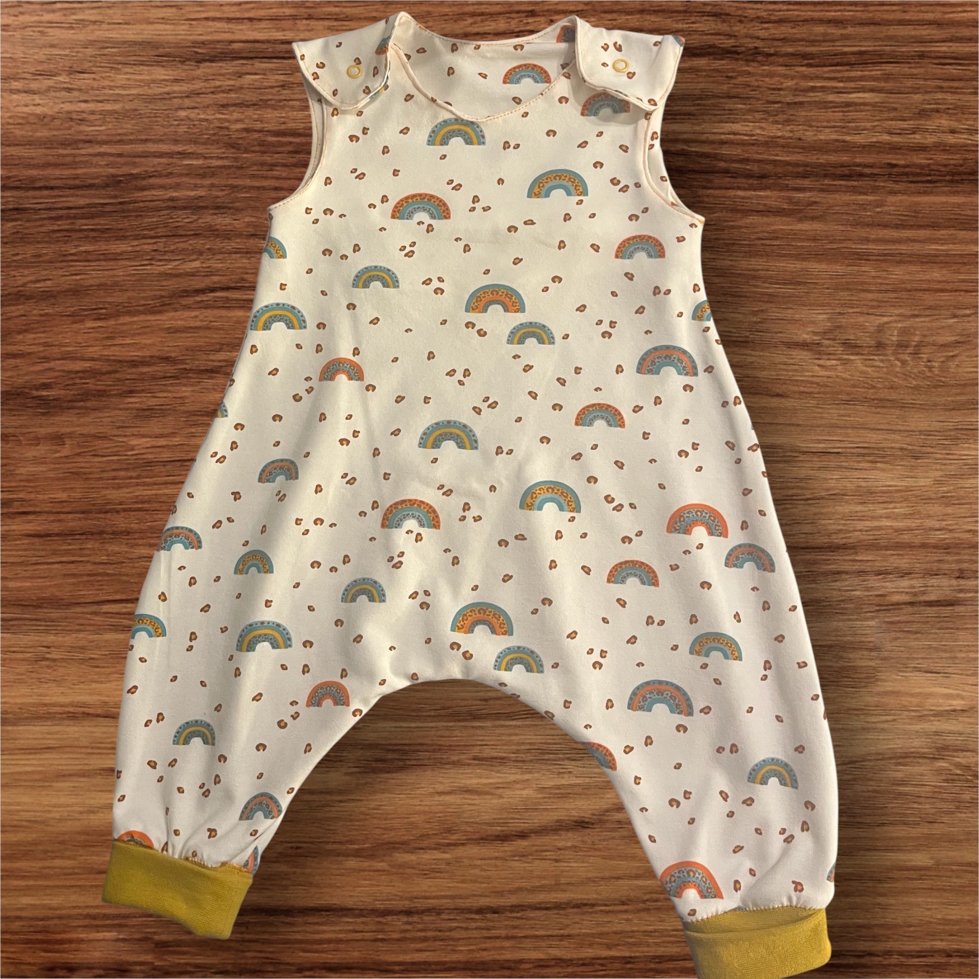 Baby-Strampler mit Regenbogenmuster in Gr. 50/56