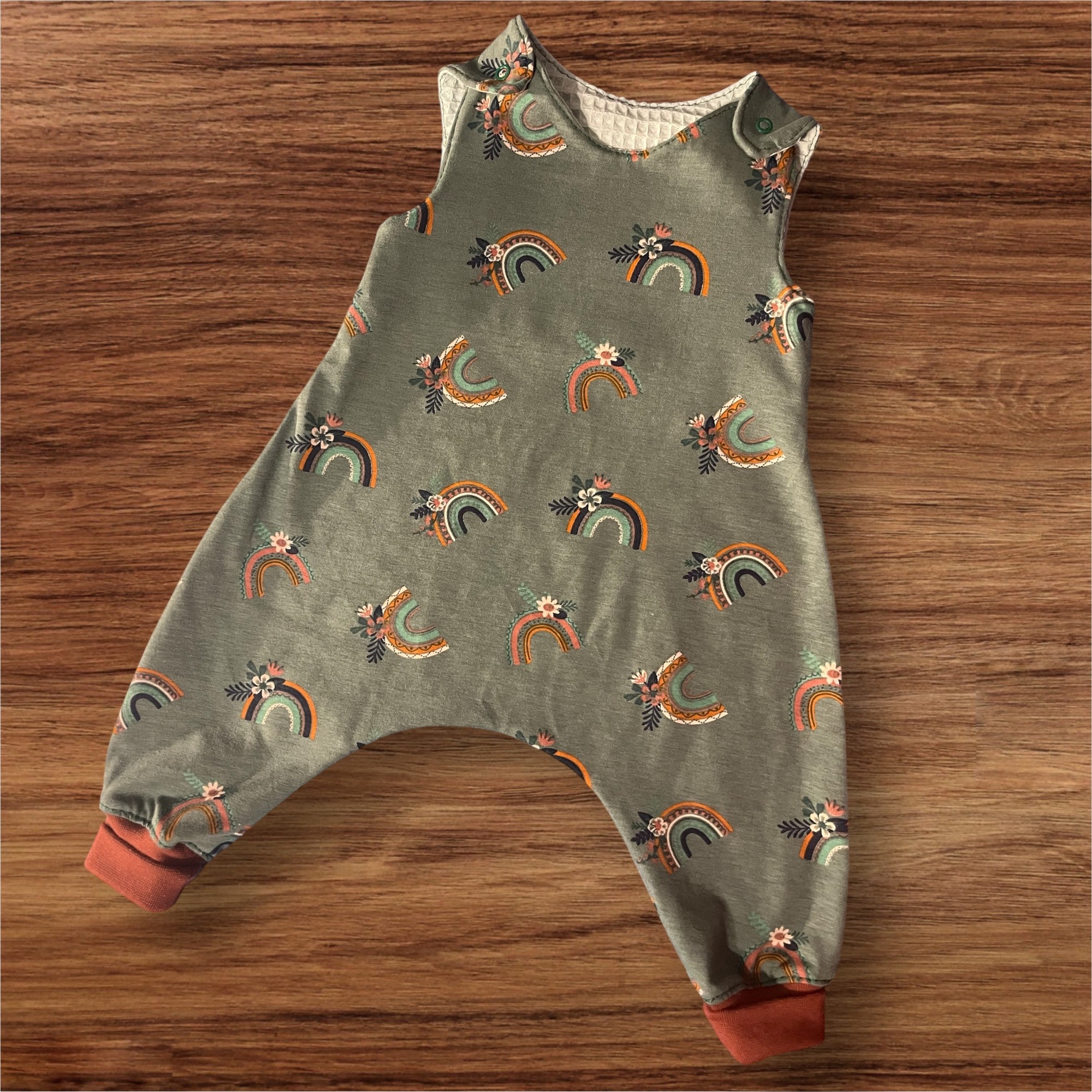 Baby-Strampler mit Regenbogenmuster in Gr. 50/56