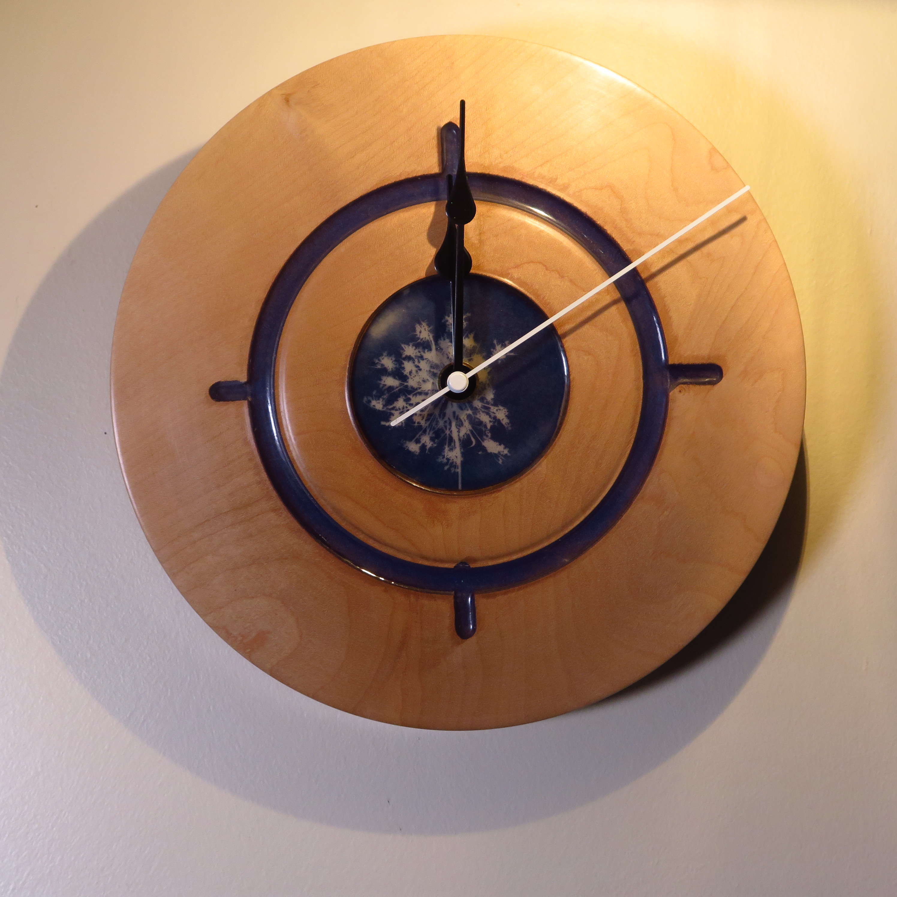 Horloge murale "Fleurs bleues" en érable et cyanotype